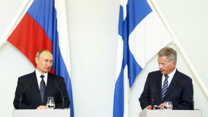 Genom statsbesök kan Ryssland förmedla sitt budskap till Finland om att förhållandet länderna emellan är gott. Vladimir Putin och Sauli Niinistö på en presskonferens i Nyslott 27.7.2017