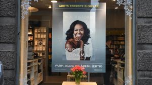 Här ser vi en promobild av boken i ett skyltfönster i Danmark där den lokala översättningen har fått namnet Min historie. Promobild av Michelle Obamas bok Becoming, eller Min historia som den heter på svenska. Bilden är från Danmark där den lokala översättningen har fått namnet Min historie.