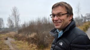 Henrik Westerlund visar var röjningsarbetet inletts i Billnäs. man i naturen