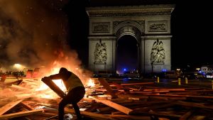 Folk från både ytterhögern, yttervänstern och miljörörelsen lockas av de gula västarna. De gula västarna, demonstration i Paris november 2018