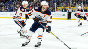 Connor McDavids Edmontonkontrakt sträcker sig till sommaren 2026. Connor McDavid i farten.