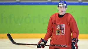 Carolinas NHL-organisation gick med på att släppa Martin Necas till JVM. Carolinas NHL-organisation gick med på att släppa Martin Necas till junior-VM.
