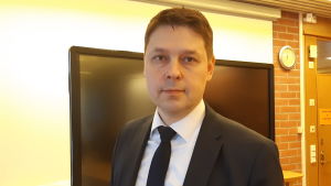 Stadsdirektör Mika Sivula ifrågasätter att kommunerna förväntas delta i finansieringen av den snabba tågförbindelsen. Mika Sivula.