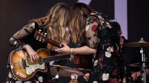 En rockigare bild av Johanna och Klara Söderberg, live 2017. First Aid Kit, live 2017.
