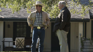Butch och The Sundance Kid? Sam Rockwell som Bush och Bale som Cheney. President Bush (Sam Rockwell) och Cheney (Christian Bale) resonerar ute på Bush gård.