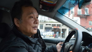 Jag är skälet till att min bror gick in i taxibranschen, säger Richard Chow Taxichaufför blickar framåt i sin bil