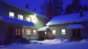 Svartå skola har fem olika ingångar på skolhusets baksida. En skolbyggnad täckt av snö. På bilden syns fem olika ingångar till skolan.