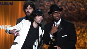 Franska elektroduon Justice fick pris för årets album inom elektronisk musik. Franska elektroduon Justice på årets Grammy-gala.