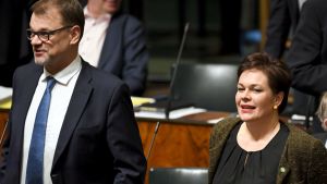 Juha Sipilä och Anna-Kaisa Heikkinen. Centerpolitikerna Juha Sipilä och Annakaisa Heikkinen i riksdagen