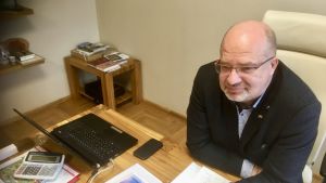 Borgmästare Vents Armands Krauklis spänner blicken mot dörren, det första steget på resan till Riga för att lobba för bättre villkor för samarbetet mellan Valka och Valga. Valkas borgmästare Vents Armands Krauklis sitter vid sitt arbetsbord