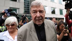 Kardinal Pell då han lämnnade domstolen i Melbourne den 26 februari. Kardinal Pell då han lämnnade domstolen i Melbourne den 26 februari.