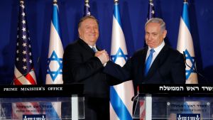 USA:s utrikesminister Mike Pompeo höll en kort gemensam presskonferens med Benjamin Netanyahu efter att Pompeo anlänt till Netanyahus residens i Jerusalem på torsdagen. USA:s utrikesminister Mike Pompeo höll en kort gemensam presskonferens med Benjamin Netanyahu efter att Pompeo anlänt till Netanyahus residens i Jerusalem på torsdagen.