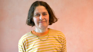 Enligt Helena Thorström, klasslärare för årskurs 6, har lärarkåren länge önskat införa ett mobilfritt system för högstadiet på Mikaelskolan. Porträtt av en kvinnlig lärare.