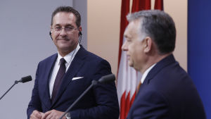 Strache och Ungerns premiärminister Viktor Orbán på gemensam presskonferens i Budapest i början av maj. Ungerns premiärminister Viktor Orbán och Österrikes vicekansler Heinz-Christian Strache på gemensam presskonferens i Ungern i början av maj 2019.