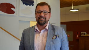 Michael Oksanen säger att SFP alltid kämpat för att bibehålla en summa för renovering av Almahemmet, men att man måste börja se på större helheter. Michael Oksanen.