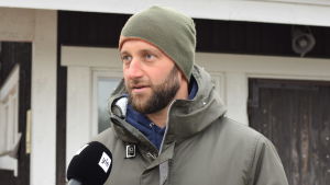 Yle Västnyland sände en hel morgon från Tvärminne zoologiska station. Ejderforskare Kim Jaatinen var en av de intervjuade. En man i mössa på en brygga. Blir intervjuad. Man kan se lite av en mikrofon.