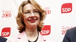 Tytti Tuppurainen kommer från Uleåborg. Tytti Tuppurainen efter SDP:s presskonferens 4.6.2019.
