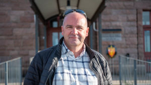 Den som väntar på något gott... Hangö hamns vd Anders Ahlvik har väntat väldigt länge på att tågbanan mellan Hangö och Hyvinge ska elektrifieras. Nästa år ser det ut att bli verklighet. Anders Ahlvik står framför Smörmagasinet i Hangö hamn