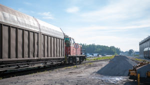 Åtminstone en tid framöver kan Hangöborna följa med när de kännspaka dieselloken drar en lång räcka med godsvagnar efter sig. Elloken kommer att ha kapacitet att dra ännu fler vagnar. Ett disellok drar en vagn i Hangö hamn