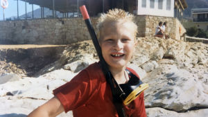 En ung Paleface på semester. Rapartisten Paleface som liten pojke på semester, har på sig en snorkelutrustning.