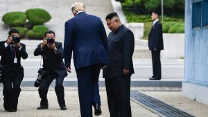Donald Trump tar det historiska steget in i Nordkorea. Donald Trump tar det historiska steget in i Nordkorea.