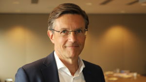 Teknologiindustrins vd Jaakko Hirvola vill att länderna i EU ska häva begränsningarna i samhället med enad front. Jaakko Hirvola är vd för Teknologiindustrin