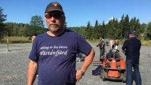 Max Andersson tycker att Leader är ett bra stöd för föreningar som vill utveckla den egna hembyn. Max Andersson iklädd en blå t-skjorta där det står "Allting är lite bättre i Västanfjärd".