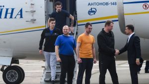 Ukrainas president Volodymyr Zelenskyj (till vänster) tog emot de frigivna ukrainska fångarna då de landade på flygplatsen i Kiev. Ukrainas president Volodymyr Zelenskyj (till vänster) tog emot de frigivna ukrainska fångarna då de landade på flygplatsen i Kiev.