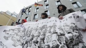 Beslutet att tillåta att Ryssland återvänder till PACE ledde till demonstrationer i Kiev. Ukrainare demonstrerar mot bveslutet att tillåta att Ryssland återvänder till Europarådets parlamentariska församling.