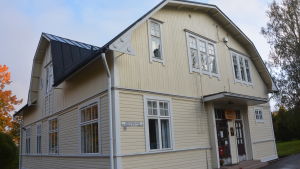 Klubbhus Fontana finns i ett gulvitt trähus nära järnvägen. Huset är byggt 1915 och när huset fyllde 100 år ordnade klubbhuset en utställning om husets historia. Utställningen finns fortfarande till påseende i klubbhusets matsal, där det också finns en hel del historia om och kring Karis. Ett gulvitt stort trähus.