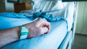 Sociala kunskaper och matematik är båda viktiga egenskaper Närbild på en mans arm i en sjukhussäng.