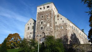 Så här ska Åbo slotts västra torn se ut igen efter reparationerna. Åbo slott sett från hamnen.