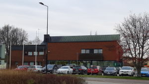 Hit får bokmalar komma och hämta böcker, men inte sitta ner och läsa. En röd tegelbyggnad i Ingå där det finns bibliotek och kommunhus.