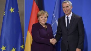Angela Merkel och Jens Stoltenberg skakade hand i Berlin 7.11.2019. Merkel sade nyligen att Nato i dagens läge är minst lika viktigt som det var under det så kallade kalla kriget Angela Merkel och Jens Stoltenberg i Berlin 7.11.2019