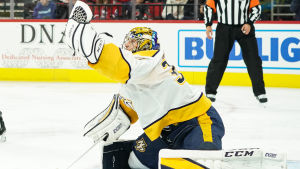 Rinne räddade 31 skott mot Carolina. Pekka Rinne räddar ett skott med plockhandsken.