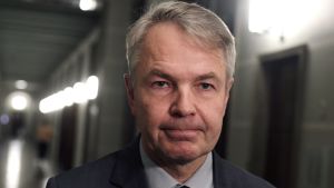 Den kurdiska utrikesministern besöker i dag Helsingfors. Värd för besöket är den finländska utrikesministern Pekka Haavisto. Utrikesminister Pekka Haavisto (Gröna) med sammanbiten min.