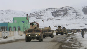 Talibanerna erbjuder ett veckolångt eldupphör om USA inleder fredssamtal och drar bort styrkor från Afghanistan. Enligt kritiker spelar det ingen roll under vintern då striderna ändå mattas av. Talibanerna erbjuder ett veckolångt eldupphör om USA inleder fredssamtal och drar bort styrkor från Afghanistan. Kritikerna säger att det inte spelar någon roll under vintern då striderna ändå mattas av.