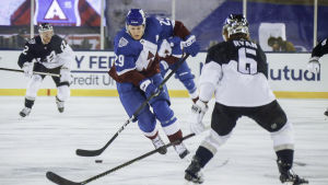 Colorados Nathan MacKinnon anfaller mot Los Angeles-backen Joakim Ryan. Colorados Nathan MacKinnon anfaller mot Los Angeles-backen Joakim Ryan.