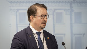 Mika Salminen, direktör på THL, berättar att det behövs avsevärt fler coronatest innan vi kan börja tala om att lätta på regeringens restriktioner. THL:n Mika Salminen valtioneuvoston tiedotustilaisuudessa 19. maaliskuuta.