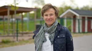Hanna-Maria Sarlin är bildningsdirektör i Sjundeå. Kommunen försökte få det privata daghemsföretaget att stänga senare på året, men det lyckades inte. Porträttbild av Hanna-Mari Sarlin.