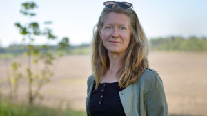 Sara Wilson säger att det för henne är viktigare var hon bor än var hon jobbar. Bästa kombinationen är att både bo och jobba i Backgränd. Det ska gå att fixa också för de som behöver ett kontor. Arkivbild. Sara Wilson tittar in i kameran. Bakom henne skymtar en åker.