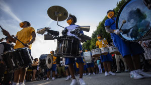 Det förekom också mer traditionella Juneteenth-parader, som den här i Los Angeles. Det förekom också mer traditionella Juneteenth-parader som den här i Los Angeles.