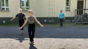 Dansträning i full gång! Dansarna droppar in vartefter beroende på hur många timmar dans de har anmält sig till. Två flickor dansar utomhus.