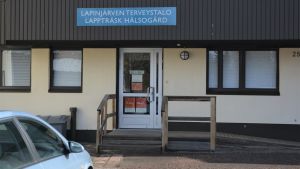 I Lappträsk delas munskydd ut i hälsögården. Lågt hus från 1970-talet som är en hälsostation.