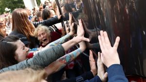 Demonstranterna försöker stoppa ett polisfordon. Kvinnor försöker stoppa ett polisfordon under en demonstration i Minsk i Belarus.