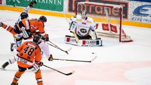 Joel Blomqvist gjorde sin andra ligastart på torsdagen. Joel Blomqvist räddar ett skott mot HPK.