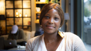 Jaqueline Back jobbar på ett demensboende. En kvinna sitter i ett kafé.