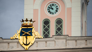 För att upprätthålla den kommunala servicen i Lovisa hade staden 1 135 anställda år 2019. Lovisa kommunvapen.
