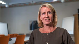 Susanna Grimm-Vikman är ordförande för läkemedelsprisnämnden (Hila). Varje månad tar nämnden ställning till i vilka fall det är värt att bevilja ersättning för en medicin. Susanna Grimm-Vikman är ordförande för läkemedelsprisnämnden.