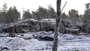 Lugn och ro på området ska uppnås genom att bilarna lämnas på parkeringen vid det här höga berget. Ingen får köra omkring på området med sina bilar. Om man är rörelsehindrad sköter Barösund Sea View transporten till stugan. En parkering vid ett högt berg. Där ska de som hyr fritidsbostäder i Bergvalla lämna sina bilar.